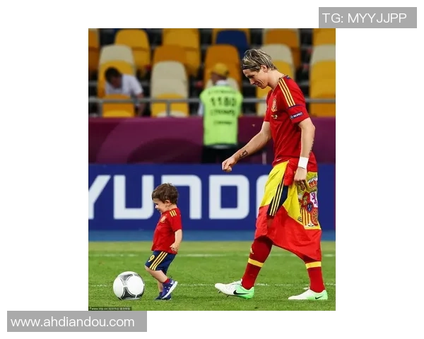 足球明星重返童年变婴儿萌态百出引发网友热议和欢笑